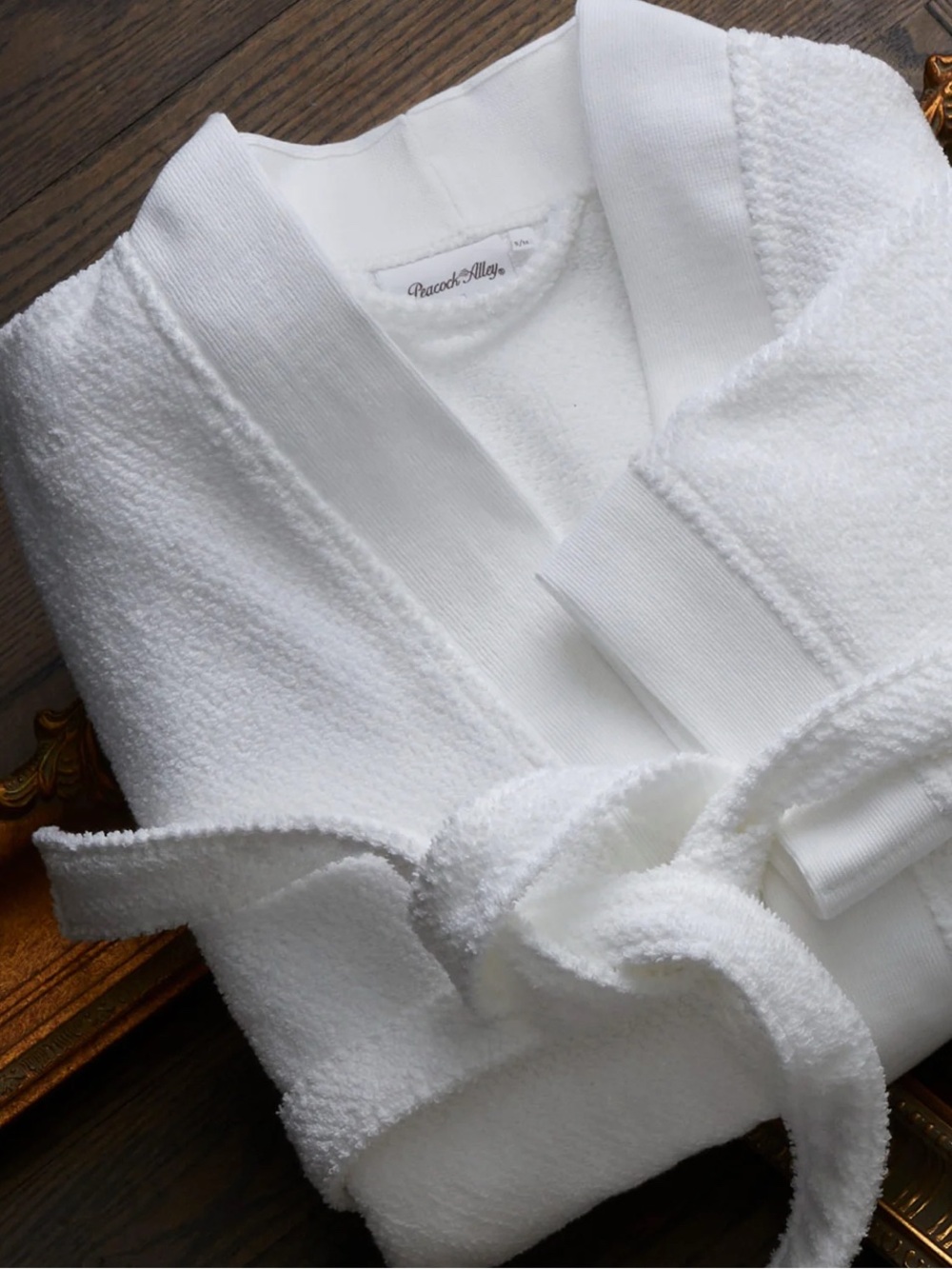 Peacock Alley White Jubilee Robe. NWOT
Size L/XL